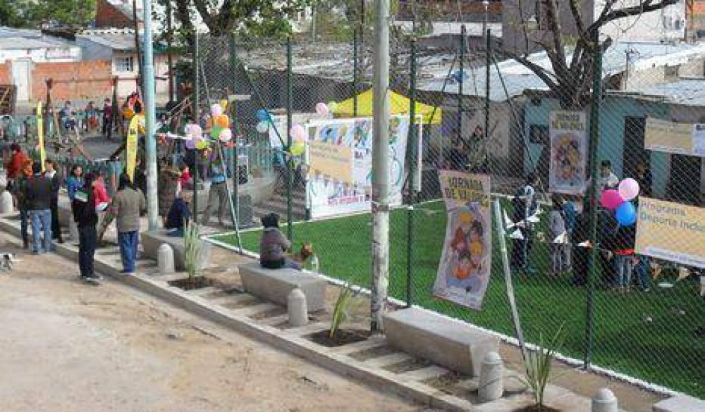 Villa 15: Inauguran plaza y cancha de f�tbol
