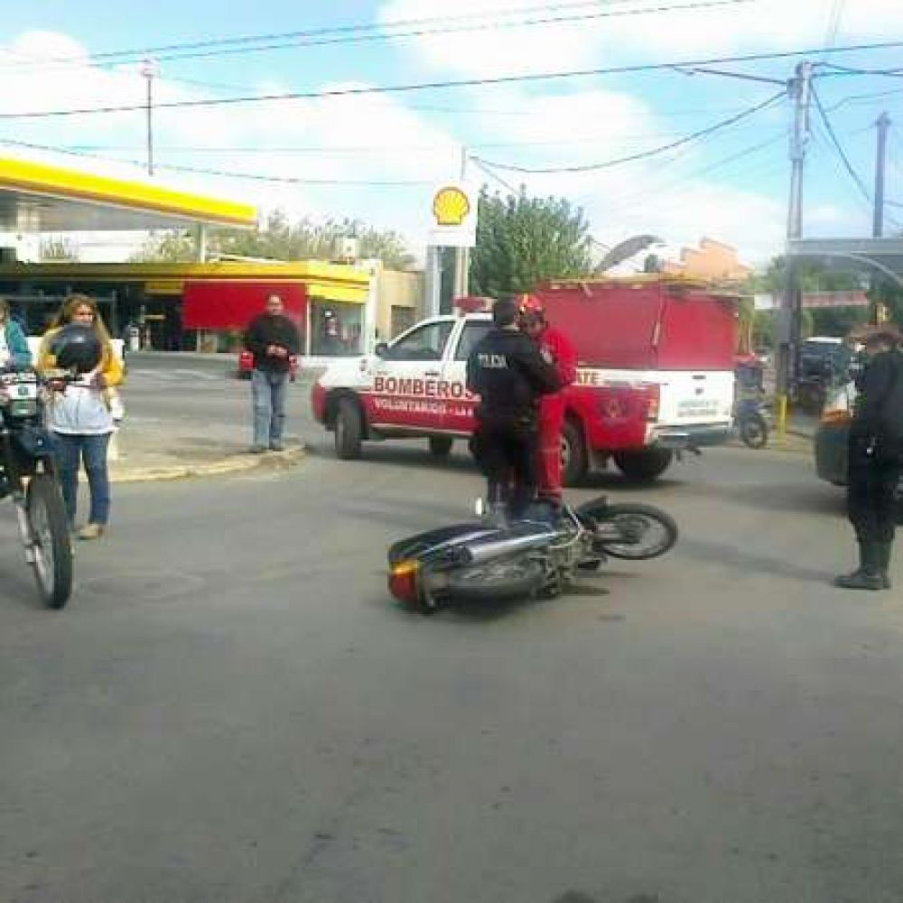 Joven motociclista y remis protagonizan choque