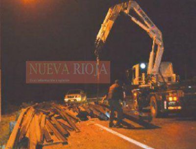 Un cami�n de gran porte perdi� parte de su carga en la rotonda de Acceso Norte y Ruta 38