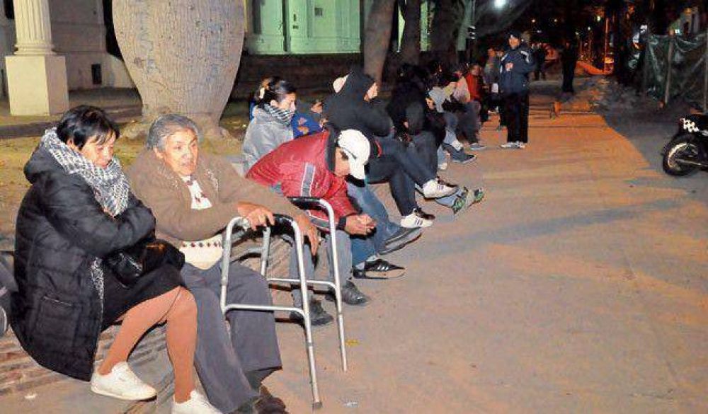 Pasar la noche esperando, el precio que pagan los ciudadanos para conseguir un turno en el Rawson