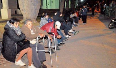 Pasar la noche esperando, el precio que pagan los ciudadanos para conseguir un turno en el Rawson