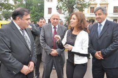 La mandataria entreg� m�s de 70 veh�culos a la Polic�a de la provincia