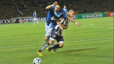 Atl�tico hundi� m�s a Talleres y est� al acecho