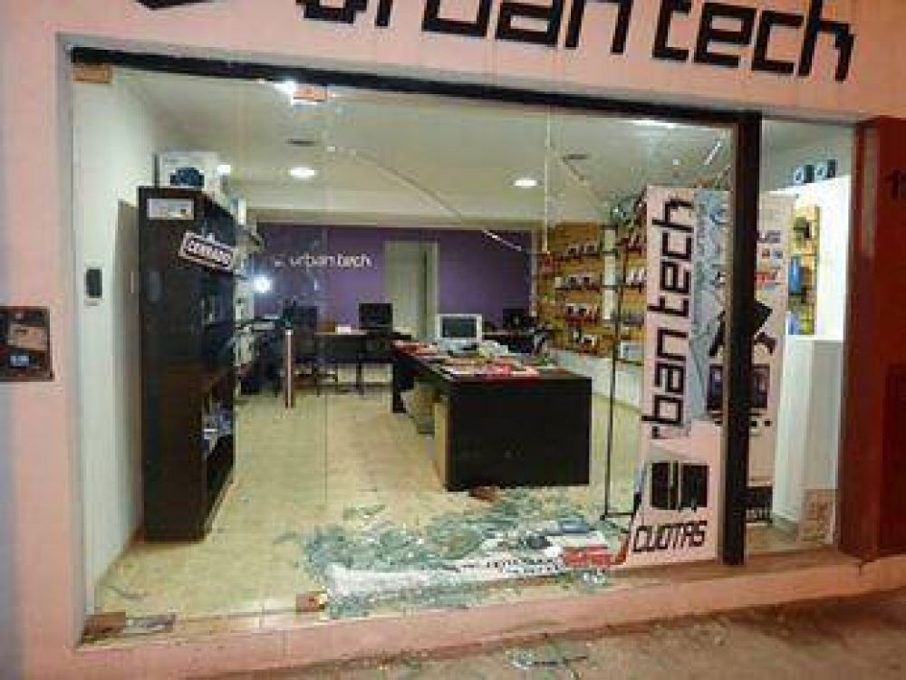 Comerciante discuti� con su cliente y terminaron a las pi�as