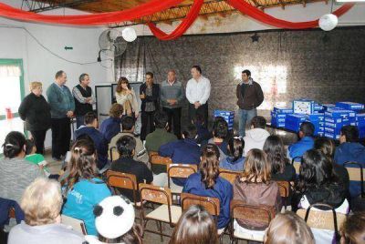 La Escuela N� 9, de Santa Coloma, recibi� computadoras m�viles.