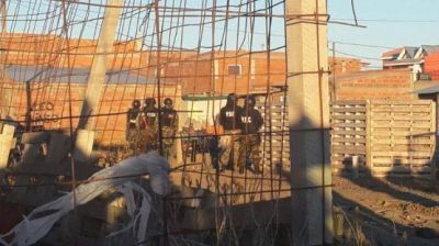 Tras tiroteo, obreros de la Construcci�n se atrincheraron en una vivienda