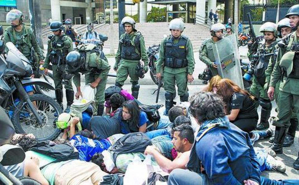 Maduro quiere que contin�e el di�logo, pero volvi� a reprimir
