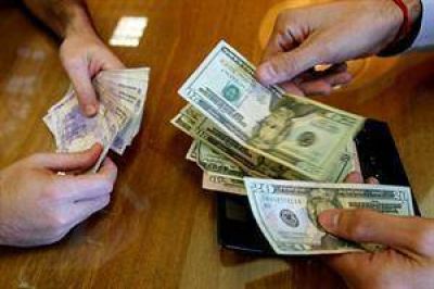 Otra microdevaluaci�n del peso lleva al d�lar a $ 8,08, su mayor valor en el a�o