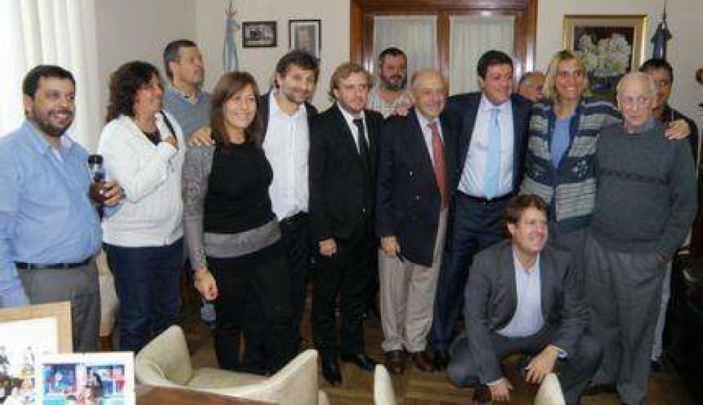 El Vicegobernador Gabriel Mariotto junto a concejales de General Pueyrred�n
