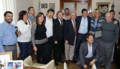 El Vicegobernador Gabriel Mariotto junto a concejales de General Pueyrred�n