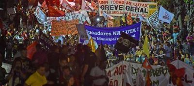 Un d�a de protestas, huelgas y saqueos agita la tensi�n social en Brasil