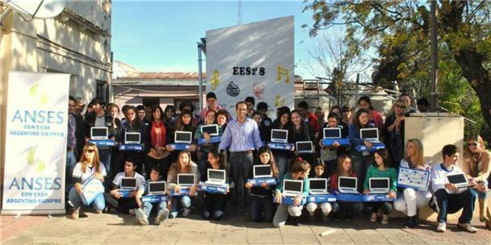 Alumnos de Hale recibieron sus computadoras