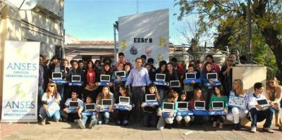 Alumnos de Hale recibieron sus computadoras