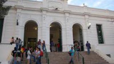 Alto acatamiento en primera jornada de paro universitario