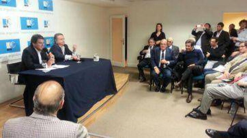 �Manes coquetea con el duhaldismo?