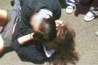 Esc�ndalo en una escuela: filman salvaje golpiza a una alumna