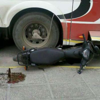 Joven motociclista fue arrastrada por colectivo tras chocar