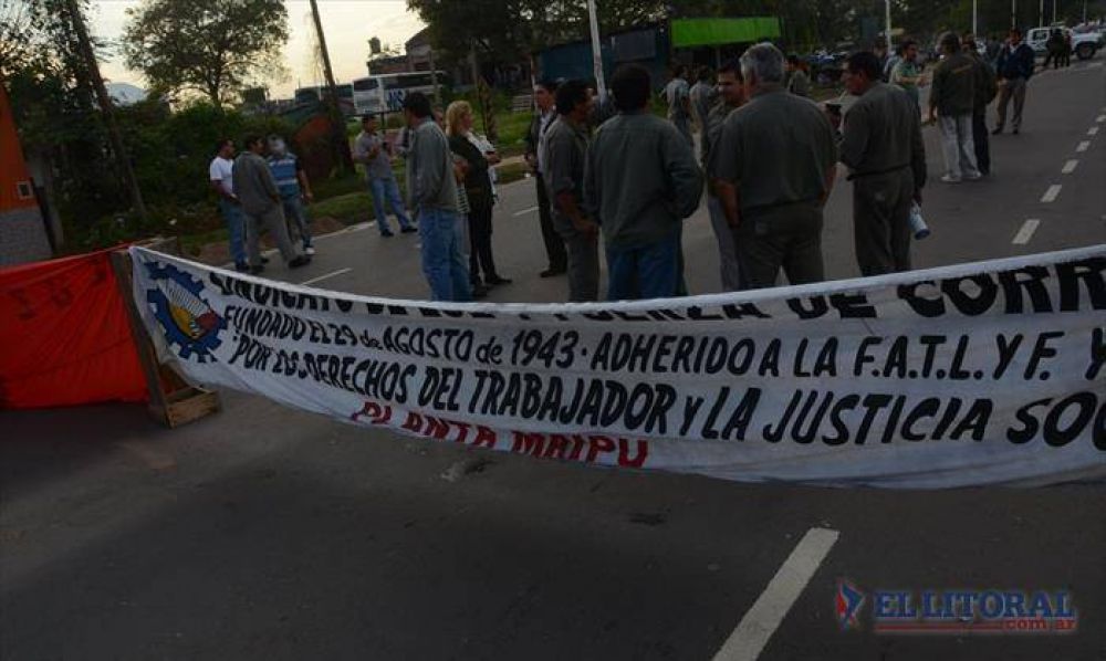 Luz y Fuerza encabez� dos piquetes y seguir�an sin atender en oficinas de la Dpec