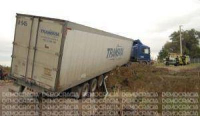 Cami�n de Chile cay� en una zanja en avenida de Circunvalaci�n y calle Azara