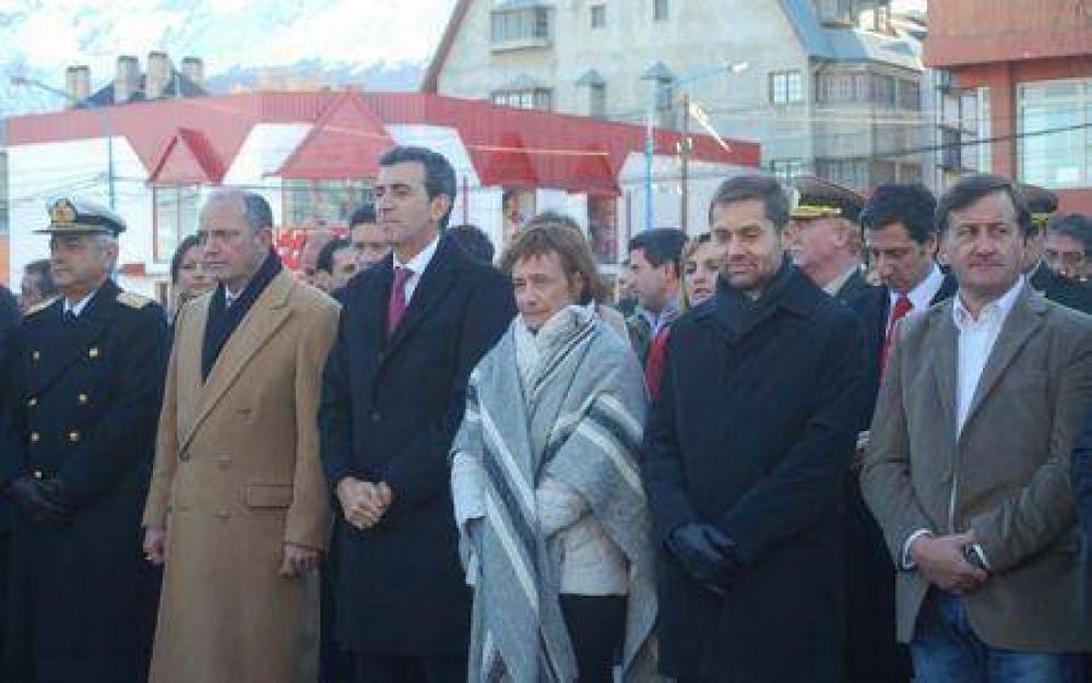 La Gobernadora encabez� el homenaje a las v�ctimas del accidente del avi�n Lear Jet
