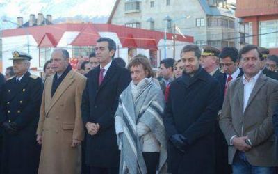 La Gobernadora encabez� el homenaje a las v�ctimas del accidente del avi�n Lear Jet
