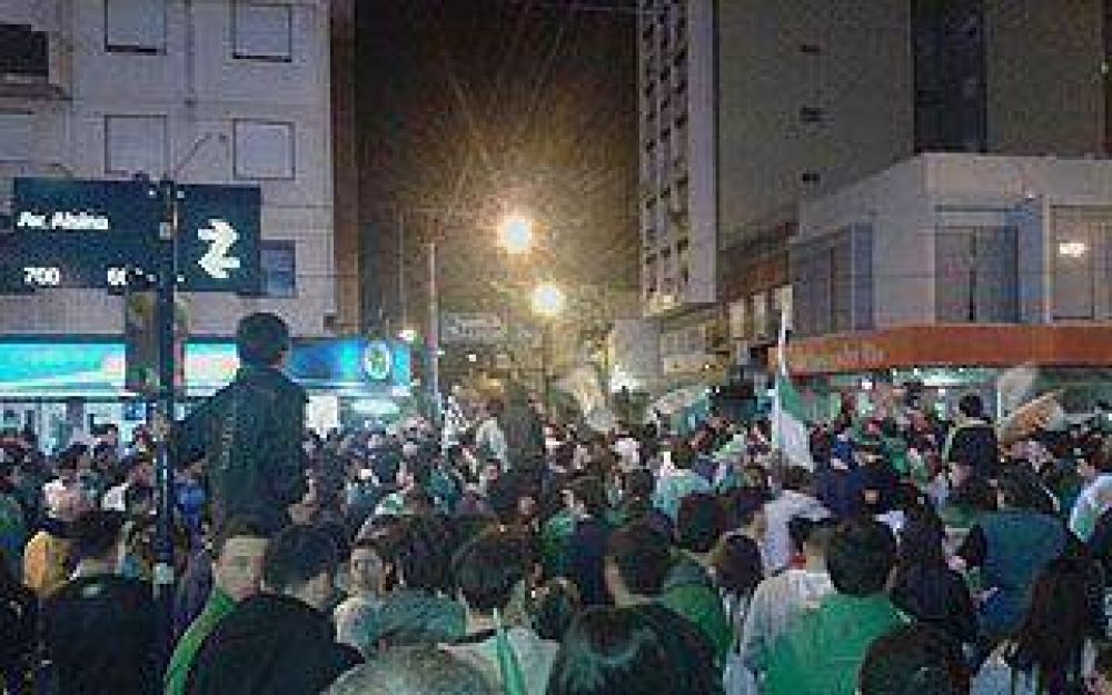 Una multitud celebr� desde el estadio hacia la calles de la ciudad