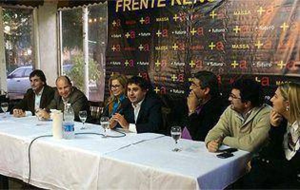 Molea y Cama�o se reunieron con vecinos en Monte Grande