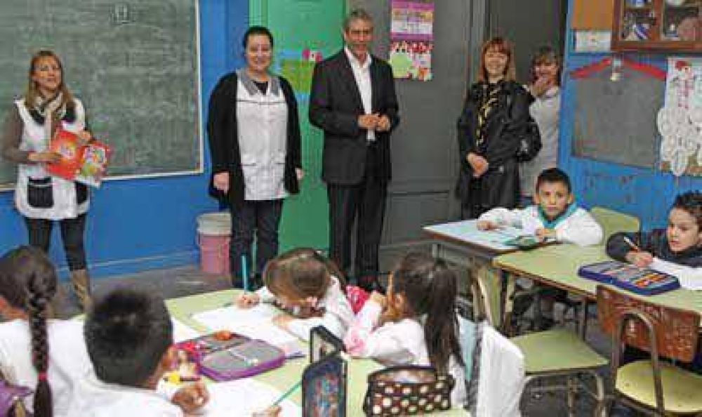 Ferraresi visit� las obras realizadas en distintas escuelas locales