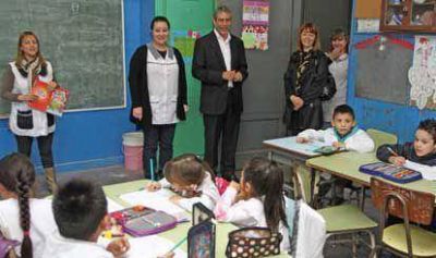Ferraresi visit� las obras realizadas en distintas escuelas locales