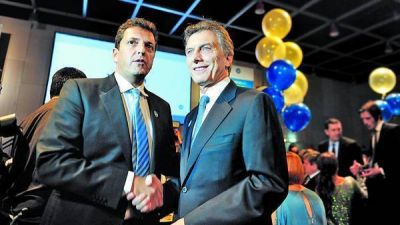 Con un viejo truco, Scioli se escabull� y no hubo foto con Massa