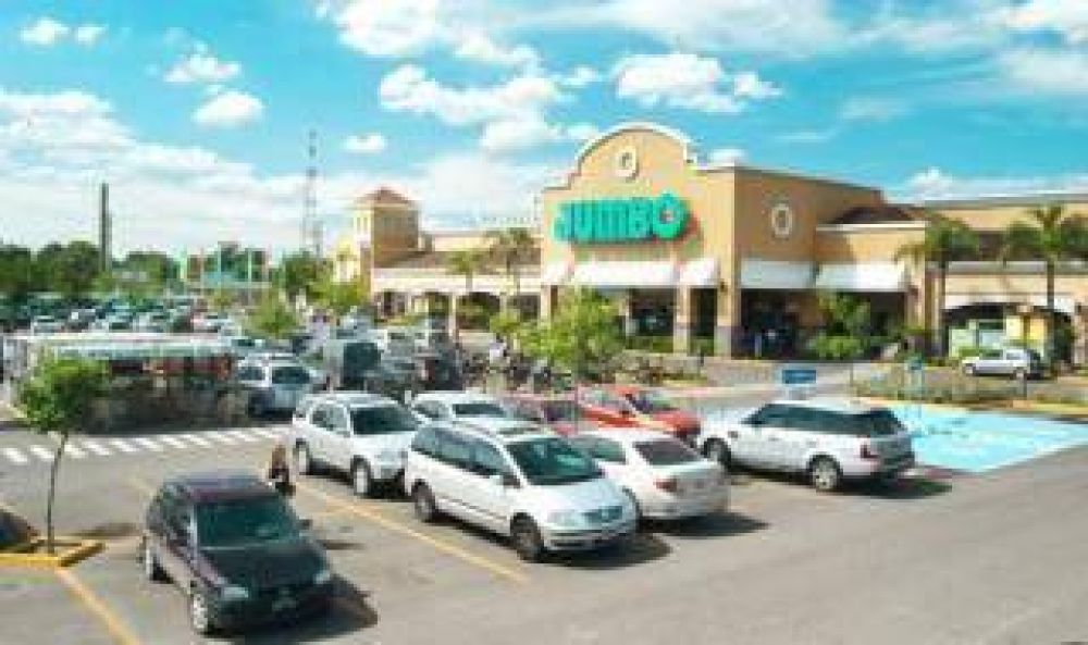 Pilar: Detienen a delincuentes que robaban autos en el play�n del Jumbo