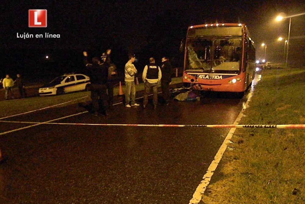 Otra tragedia en la ruta 5: tres muertos tras un choque en Olivera entre un colectivo y una moto