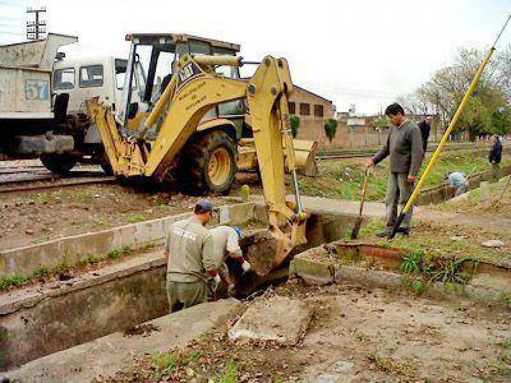 Trabajan en la limpieza de canales de desag�es paralelos a las v�as
