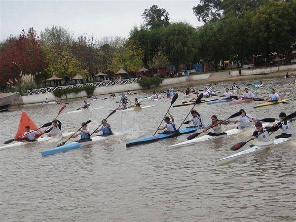 Canotaje: Palistas de Regatas en San Pedro.