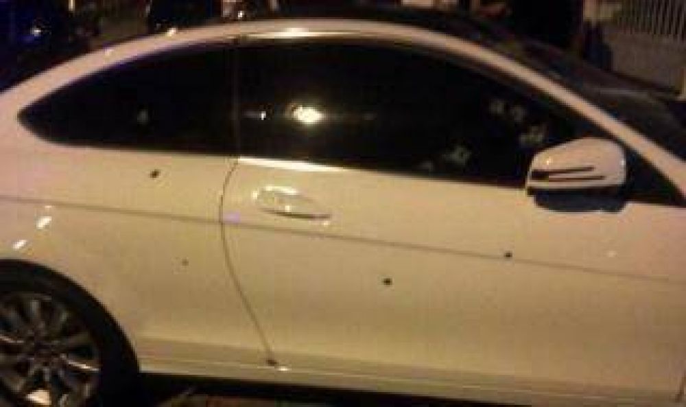 Lan�s: Le dispararon 30 balazos para robarle el Mercedes Benz