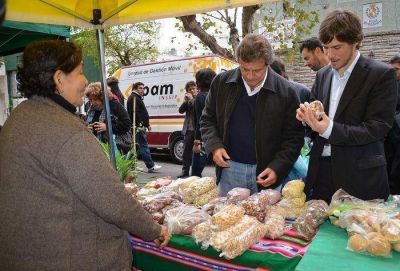 Pulti y Costa recorrieron la Feria de productores y microemprendedores 