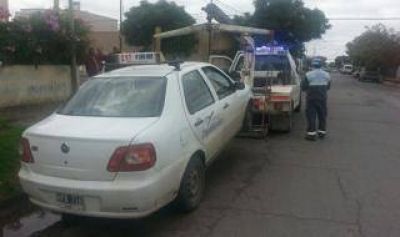 Bah�a Blanca: Secuestran auto de taxista que manejaba ebrio
