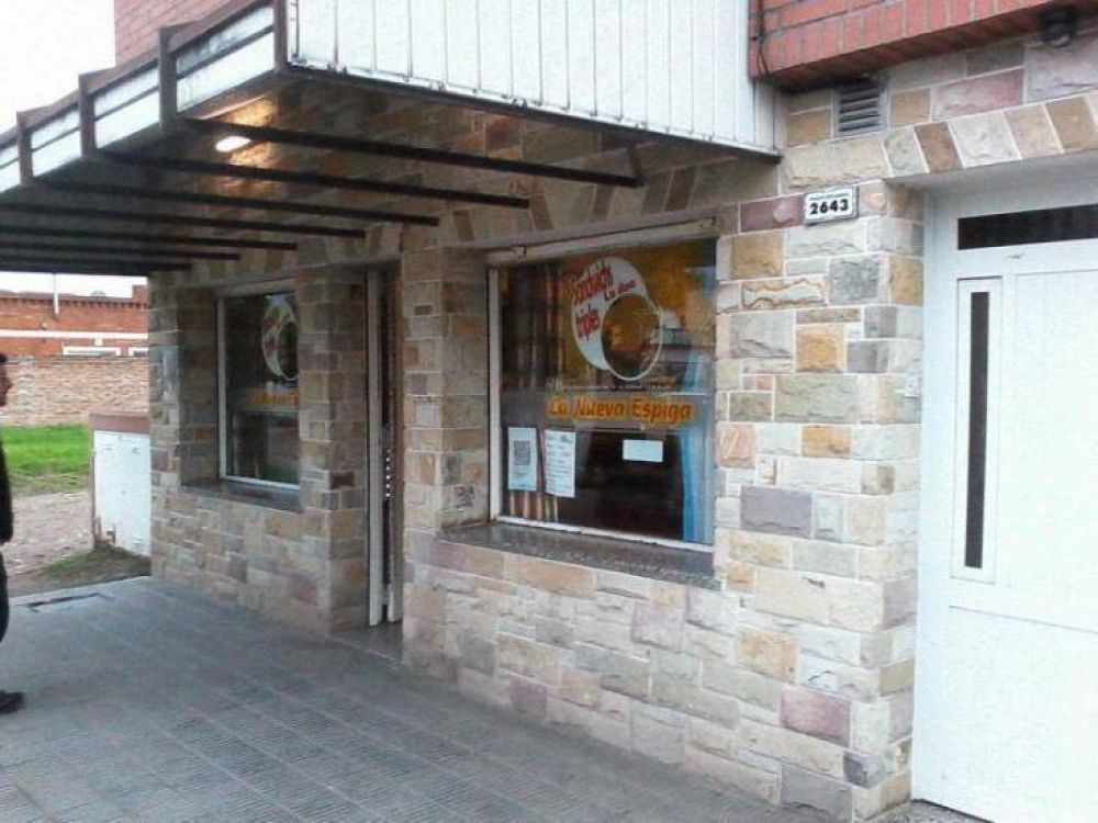Motochorro asalt� una panader�a del barrio Los Almendros