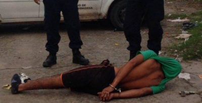 En un operativo de control, detienen a un delincuente y le secuestran una arma
