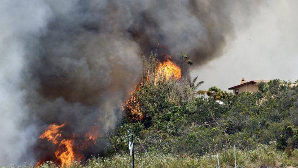 Un muerto, miles de evacuados y estado de emergencia por los incendios en California