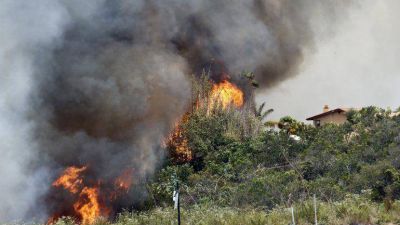 Un muerto, miles de evacuados y estado de emergencia por los incendios en California