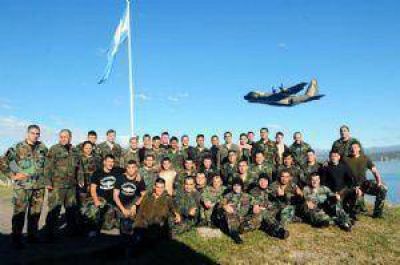 Los paracaidistas volaron sobre el lago San Roque