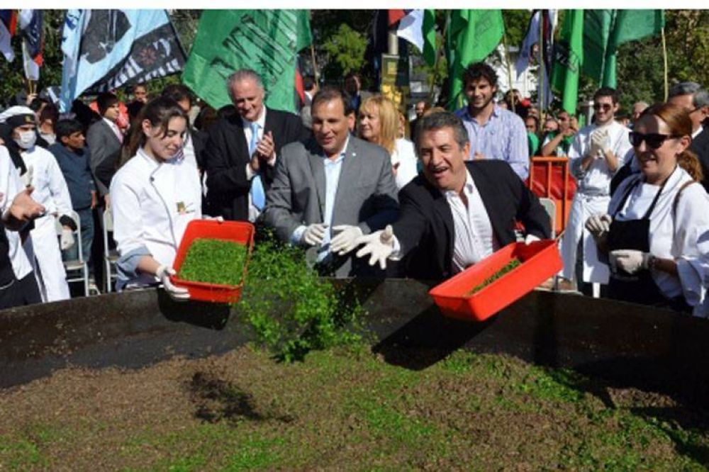 Urribarri sum� adhesiones en gira proselitista por San Luis