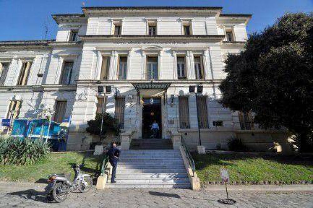 Recorte salarial y alerta por despidos en el Moyano