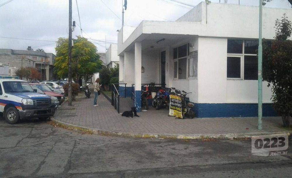 Roban un auto, quieren llevarse una moto, balean al due�o y huyen
