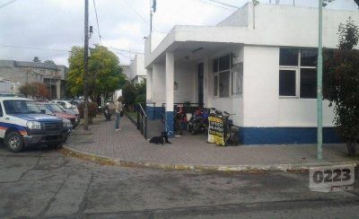 Roban un auto, quieren llevarse una moto, balean al due�o y huyen