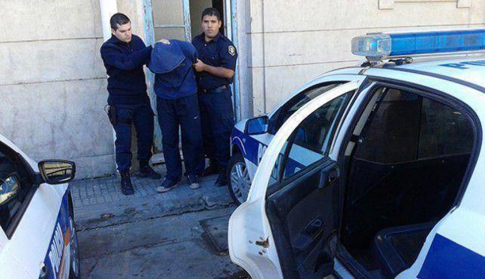 Un detenido y dos demorados por golpear y robar una mochila