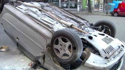 Se qued� dormido, choc� a cuatro autos estacionados y volc�