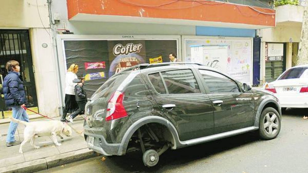 A los ladrones les conviene m�s robar las ruedas que los autos