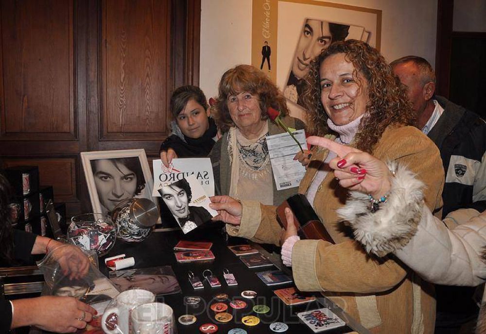 Abri� la muestra de Sandro y se llen� de mujeres